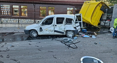 Ereğli’de TIR Devrildi: Sosyal Tesis ve Araçlar Zarar Gördü