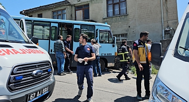 Freni patlayan yolcu minibüsü duvara çarptı: 14 yaralı
