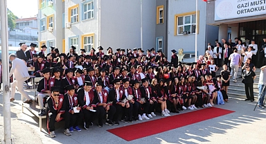 Gazi Mustafa Kemal Ortaokulu’nda Mezuniyet Coşkusu