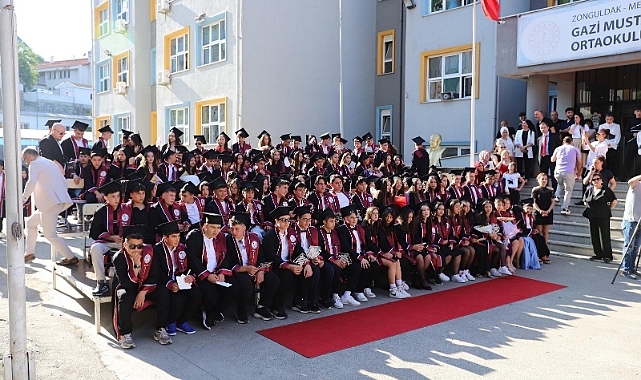 Gazi Mustafa Kemal Ortaokulu’nda Mezuniyet Coşkusu