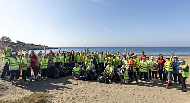 Mersin Büyükşehir ile gönüllüler Ayaş sahilini temizledi