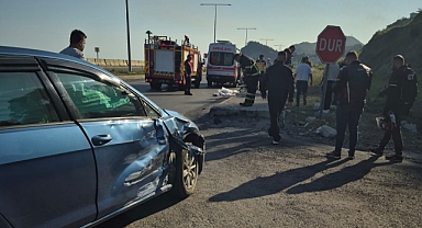 Otomobil tali yola dönmek isterken motosikletle çarpıştı: 2 ölü
