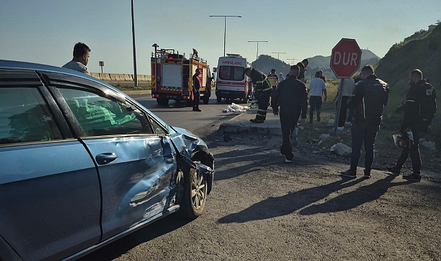 Otomobil tali yola dönmek isterken motosikletle çarpıştı: 2 ölü