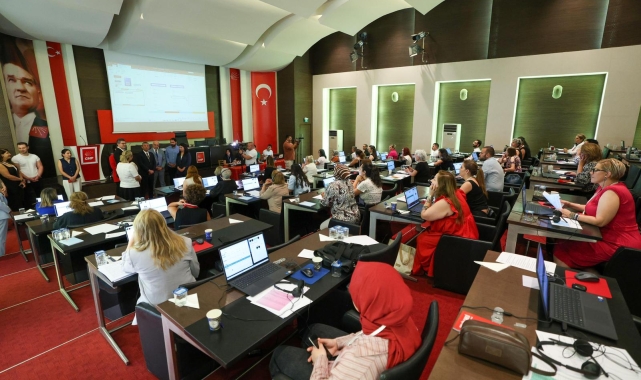 CHP Lideri Özgür Özel, Çağrı Merkezi Gönüllülerini Ziyaret Etti