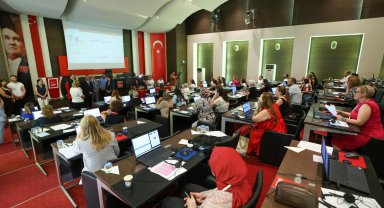 CHP Lideri Özgür Özel, Çağrı Merkezi Gönüllülerini Ziyaret Etti