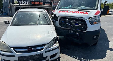 Düzce’de ambulans ile otomobil çarpıştı: 2yaralı