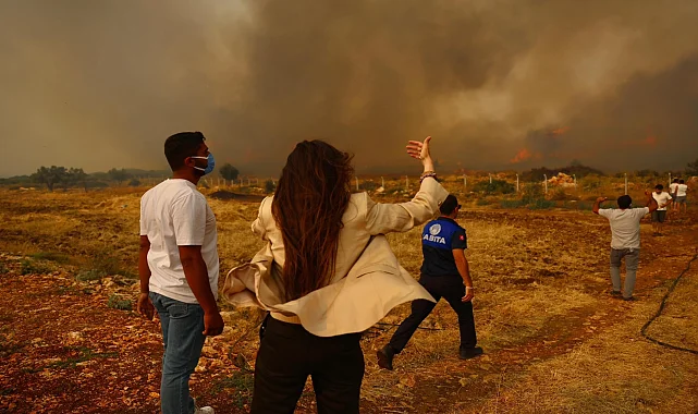 İzmir Çeşme yangınında tüm ekipler sahada... Riskli bölgelerde tahliyeler sürüyor