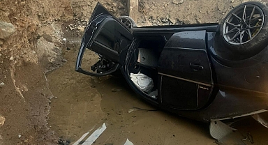 Otomobil dereye devrildi: Baba ve oğlu hayatını kaybetti