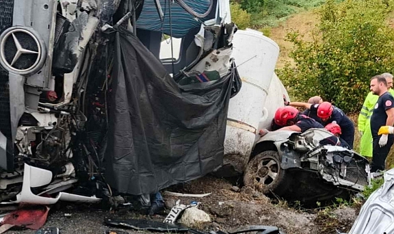 Kontrolden çıkan beton mikseri devrildi: 1 ölü, 1 yaralı