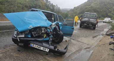 Zonguldak'ta belediye aracına çarpan otomobil hurdaya döndü: Anne ve oğlu yaralandı
