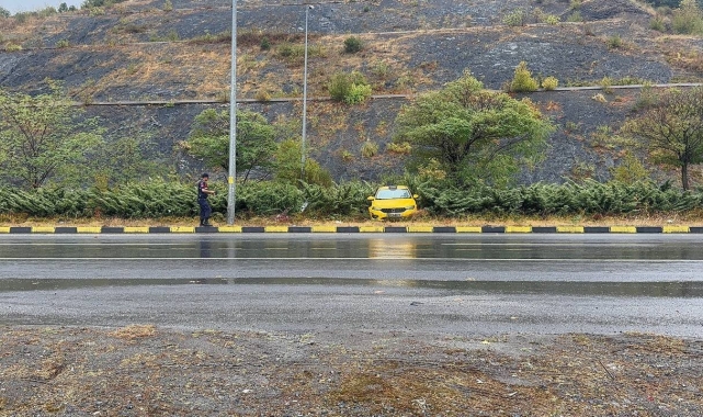 Ticari taksi aydınlatma direğine çarptı, sürücü yaralı