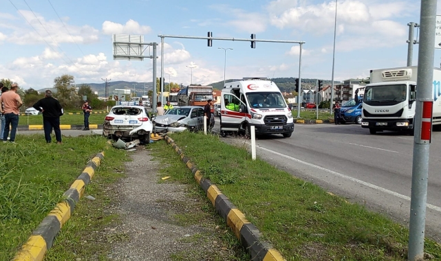 Çaycuma'da ışık ihlali kazaya neden oldu; 3 yaralı