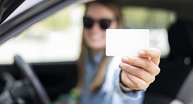 Ehliyet iptali ve 180 bin TL'ye kadar cezalar geliyordu: Yeni trafik yasası beklenmedik şekilde askıya alındı!