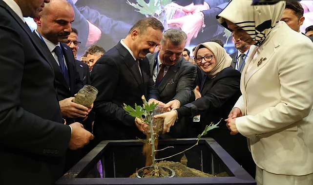 Anahtar Parti ilk yaşında 30 bin kişiyle salona sığmadı