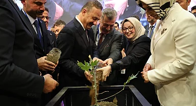 Anahtar Parti ilk yaşında 30 bin kişiyle salona sığmadı