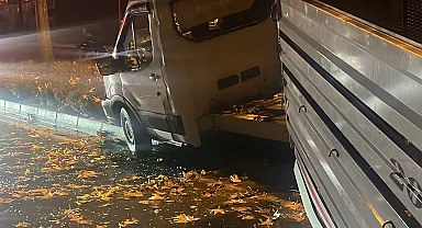 Düzce Konuralp’te lastiği patlayan kamyonet refüje çarptı