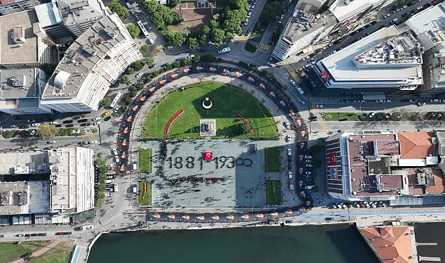 İzmir Ata’sına 350 metrelik posterle yürüdü