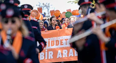 İzmir'de şiddete karşı 'turuncu' yürüyüş