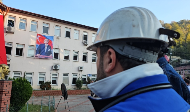 Madencilerden Atatürk'e saygı duruşu