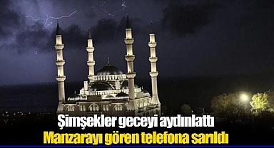 Şimşekler geceyi aydınlattı