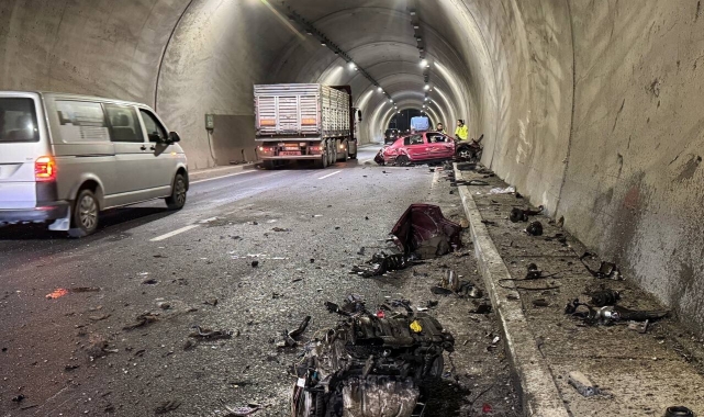 Tünelde Dehşet Veren Kaza: Otomobil Hurdaya Döndü, İki Genç Ağır Yaralı