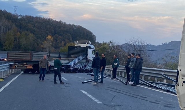 Zonguldak-Ereğli Yolunda Tır Bariyerlere Çarptı: Demirler Yola Saçıldı, Trafik Durdu