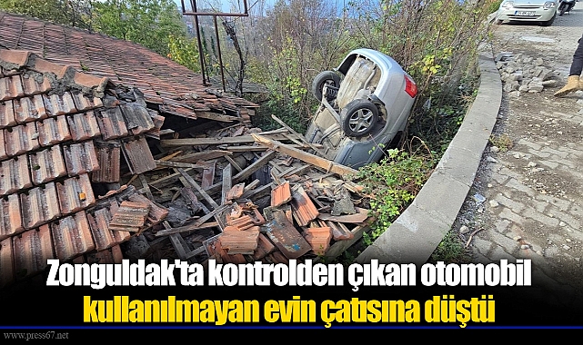 Zonguldak'ta kontrolden çıkan otomobil kullanılmayan evin çatısına düştü