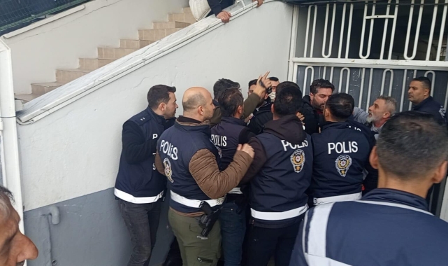 BAL maçında kırmızı kart sonrası saha karıştı: Antrenör ve yönetici polise saldırdı