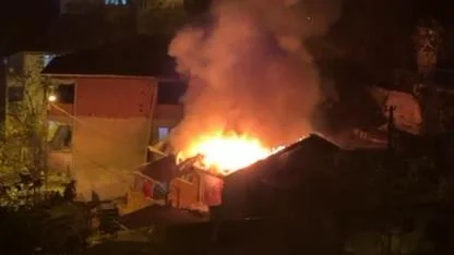 Alevler geceyi sardı.. Mithatpaşa’da iki katlı evde yangın çıktı