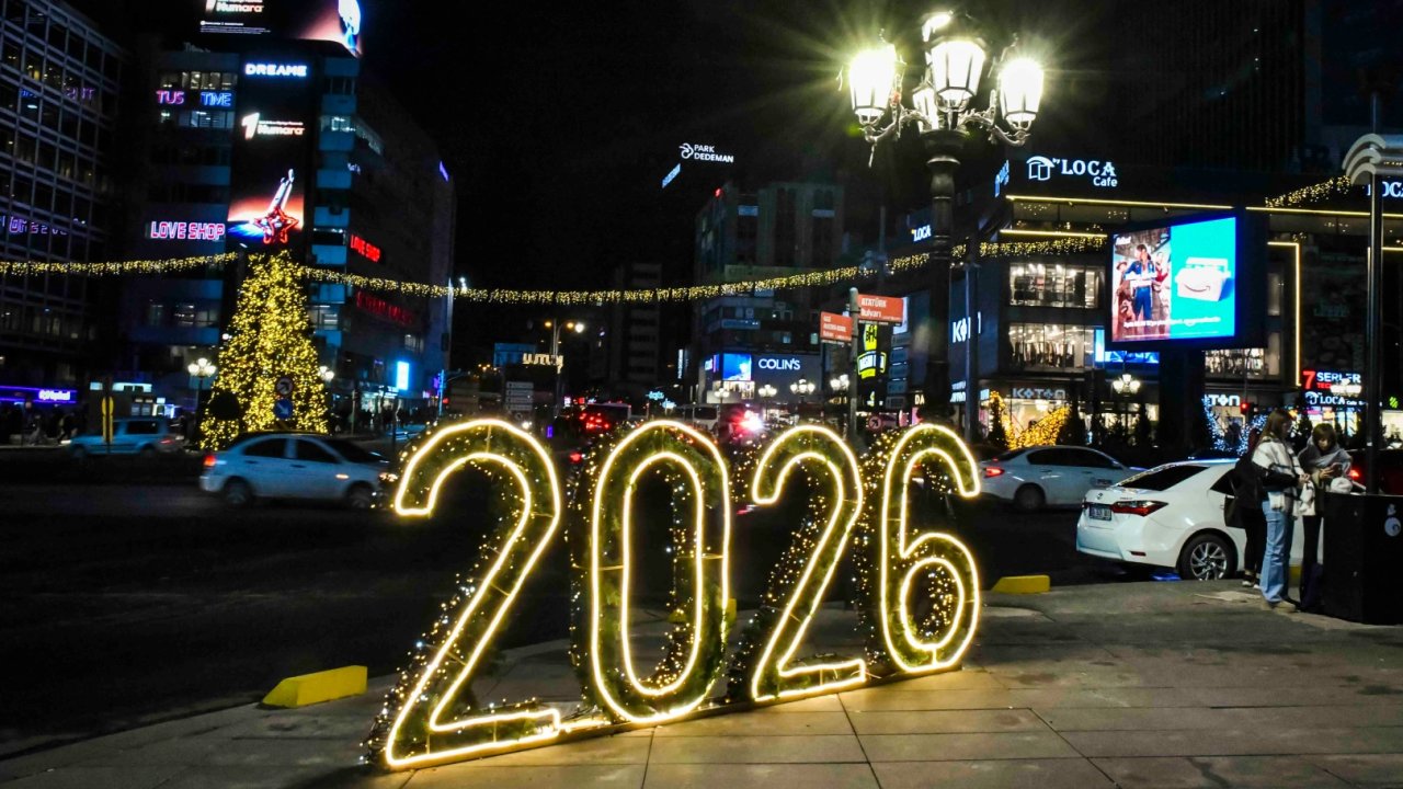 Başkentte yılbaşı coşkusu Kızılay Meydanı’nda