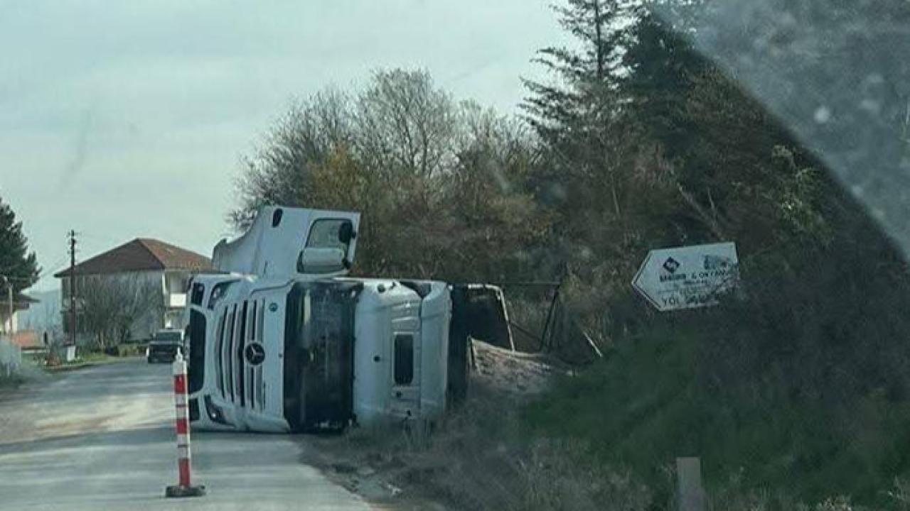 Çaycuma'da kontrolü kaybeden tır devrildi