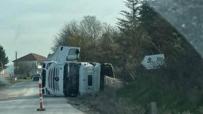 Çaycuma'da kontrolü kaybeden tır devrildi