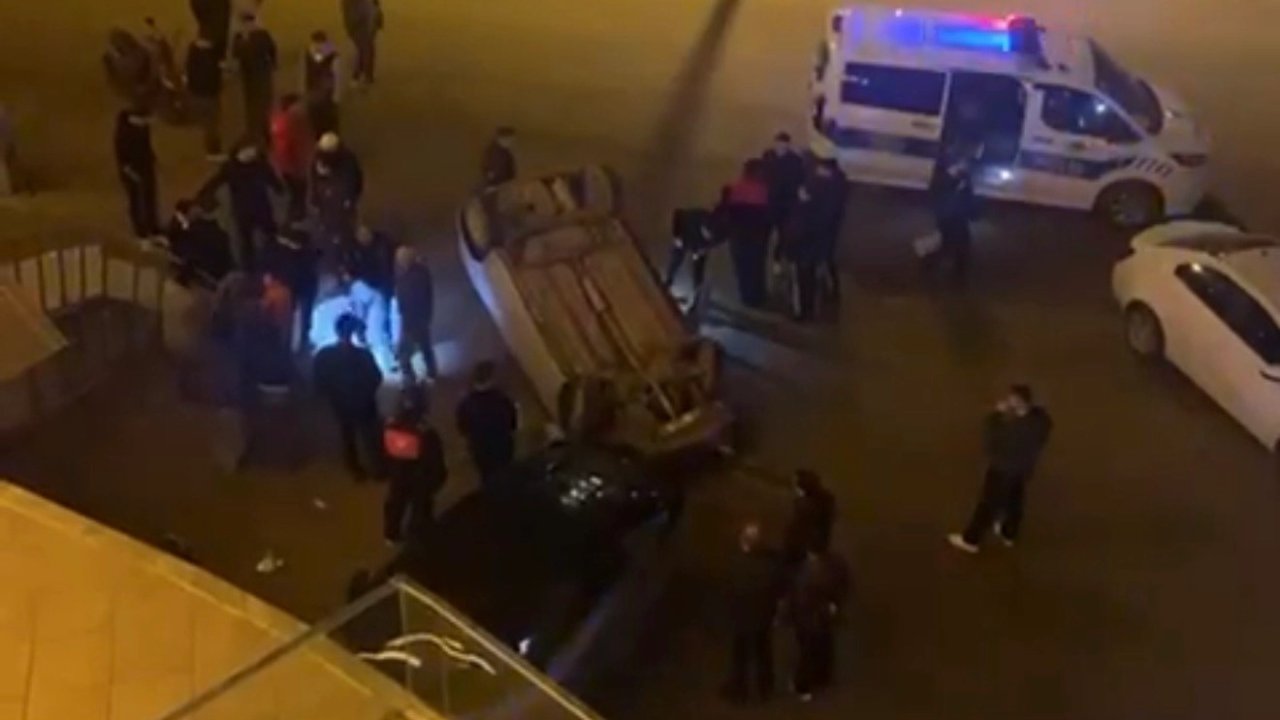 Düzce'de otomobil binaya çarpıp devrildi: 2 yaralı!