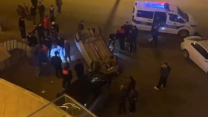 Düzce'de otomobil binaya çarpıp devrildi: 2 yaralı!