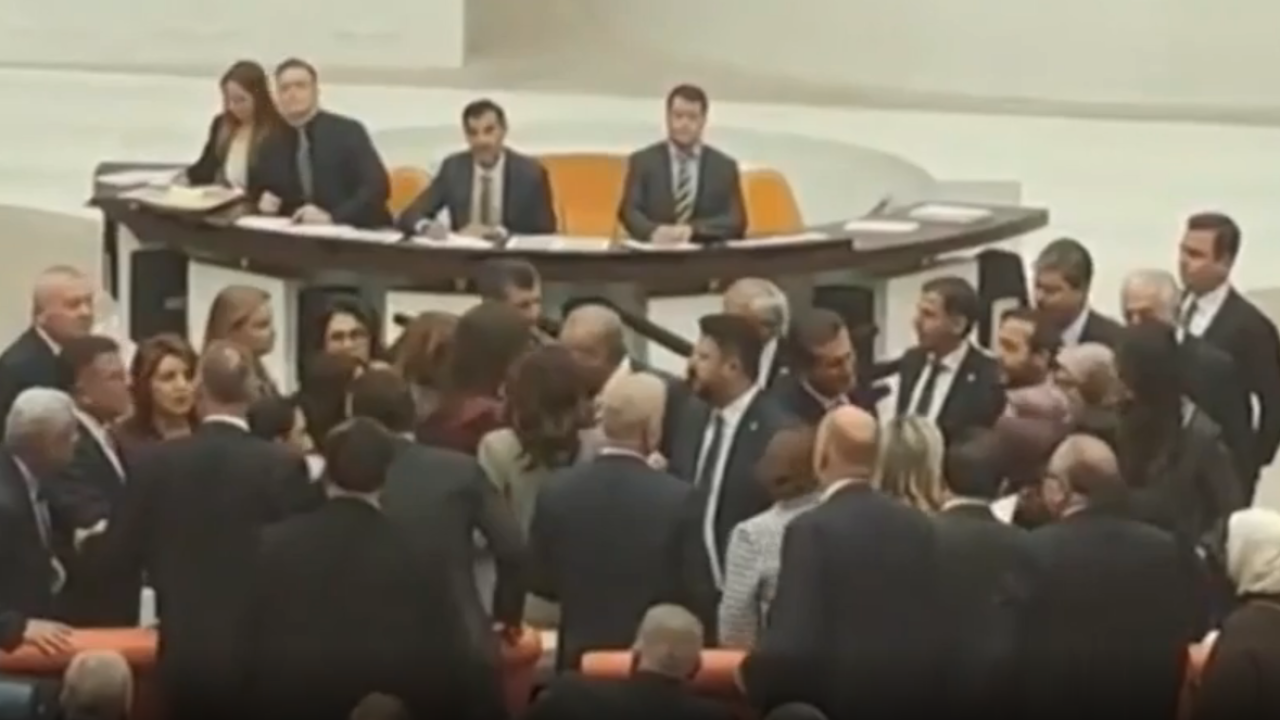 TBMM&#039;de bütçe görüşmelerinde karikatür gerginliği; vekiller arasında itişme yaşandı