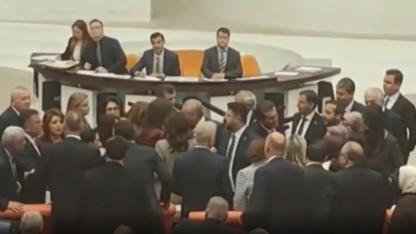 TBMM'de bütçe görüşmelerinde karikatür gerginliği; vekiller arasında itişme yaşandı