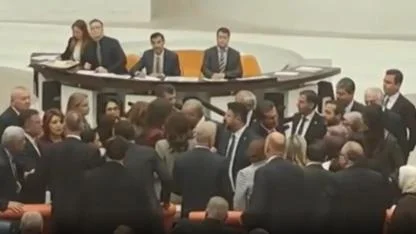 TBMM'de bütçe görüşmelerinde karikatür gerginliği; vekiller arasında itişme yaşandı