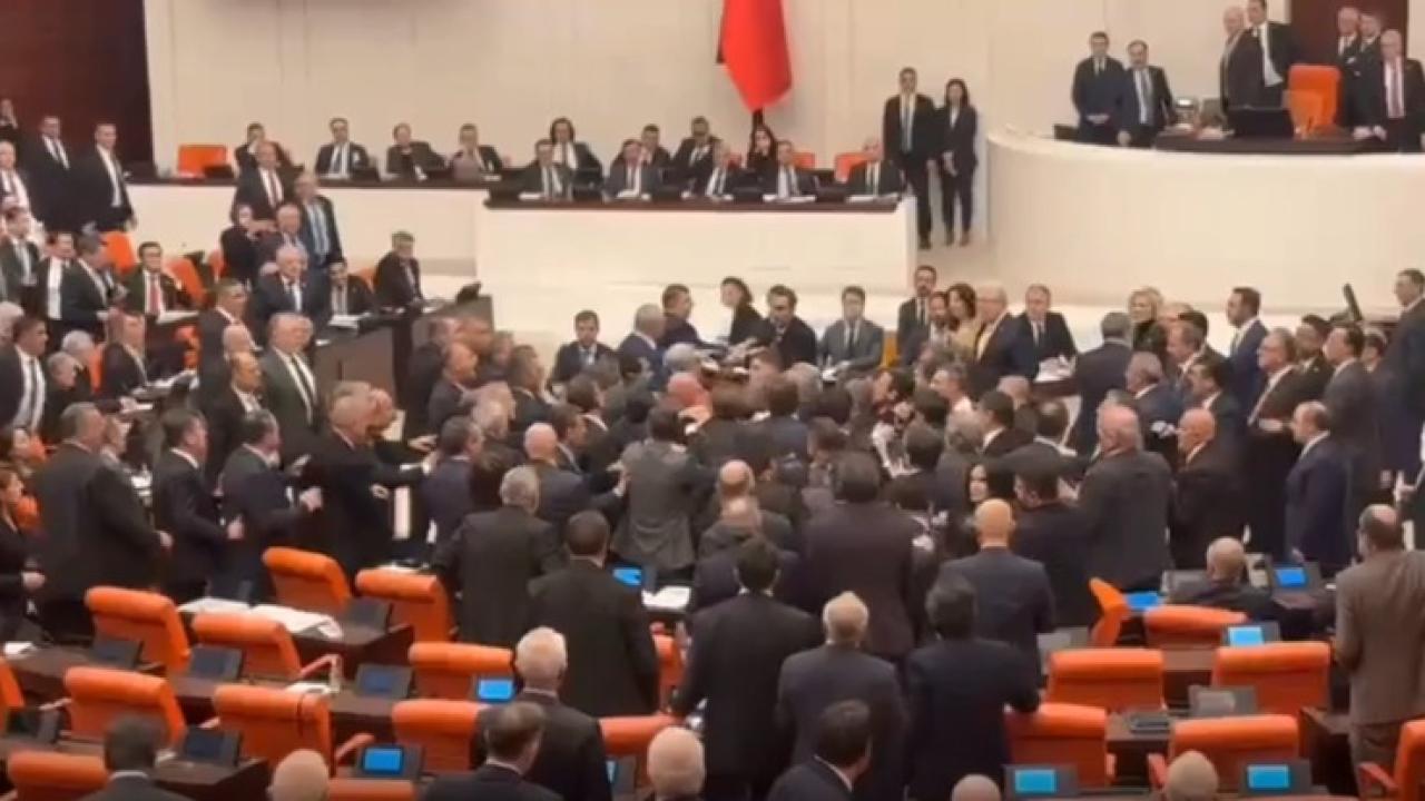 TBMM'de yumruklu kavga. Bütçe görüşmelerinde vekiller birbirine girdi