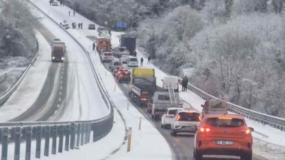 Zonguldak-Ankara yolunda kar esareti, uzun kuyruklar oluştu