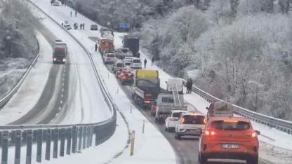 Zonguldak-Ankara yolunda kar esareti, uzun kuyruklar oluştu