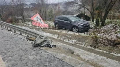 Zonguldak-İstanbul yolunda bariyerlere çarpan otomobil ters döndü