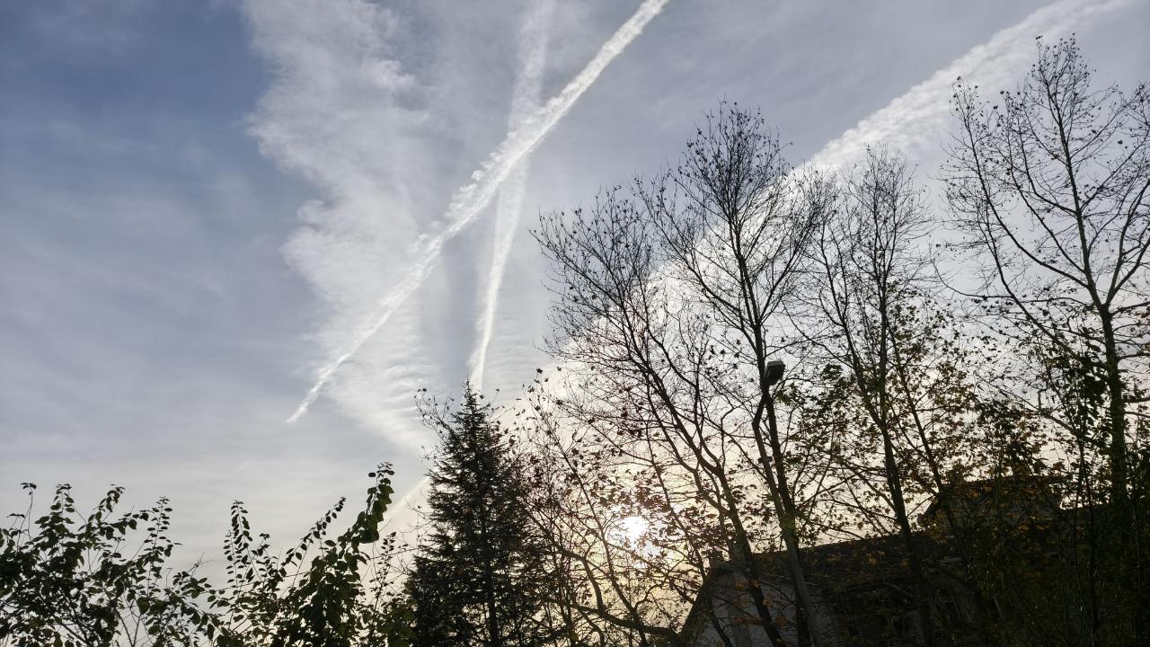 Zonguldak semalarında görülen uçak izleri merak konusu oldu