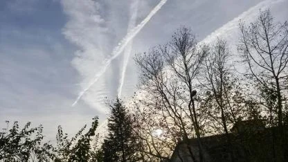 Zonguldak semalarında görülen uçak izleri merak konusu oldu
