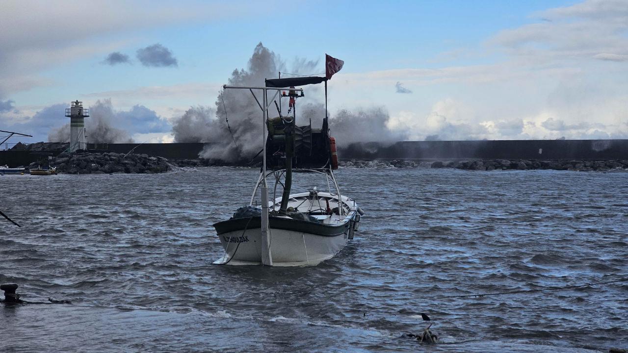 Zonguldak’ta dev dalgalar nedeniyle Kozlu Limanını su bastı