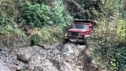 Zonguldak’ta orman işçileri çamura saplanan kamyonla zorlu arazi şartlarını aştı