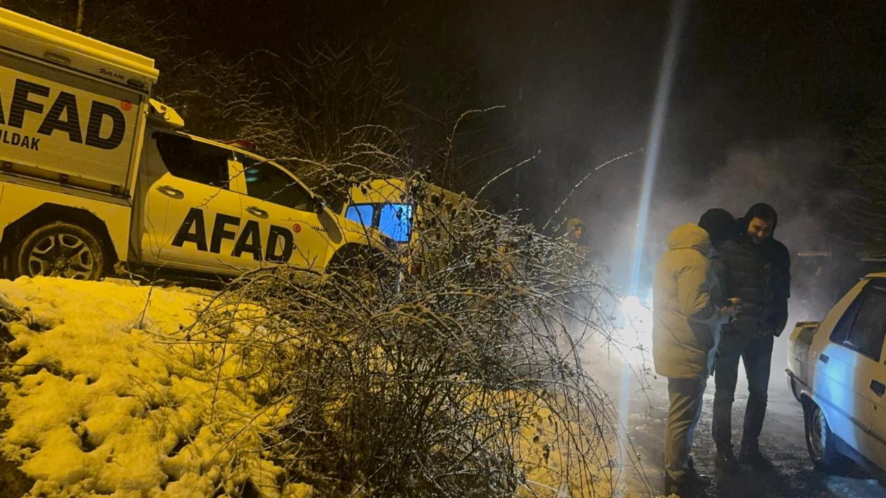 Alaplı ayakta dualar Mustafa için; 20 saattir kar altında aranıyor