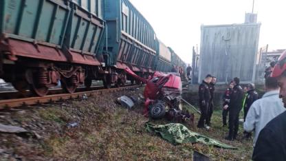 Bariyerden geçmek isteyen sürücü trenin çarpması sonucu hayatını kaybetti