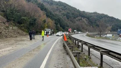 Ereğli-Alaplı yolunda korku dolu anlar; dev kayalar otomobilin üzerine düştü