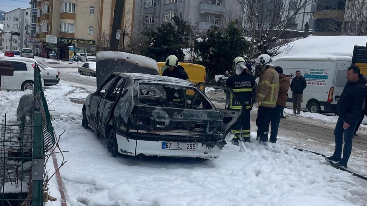 Ereğli'de Park Halindeki Araç Alevlere Teslim Oldu