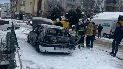 Ereğli'de Park Halindeki Araç Alevlere Teslim Oldu